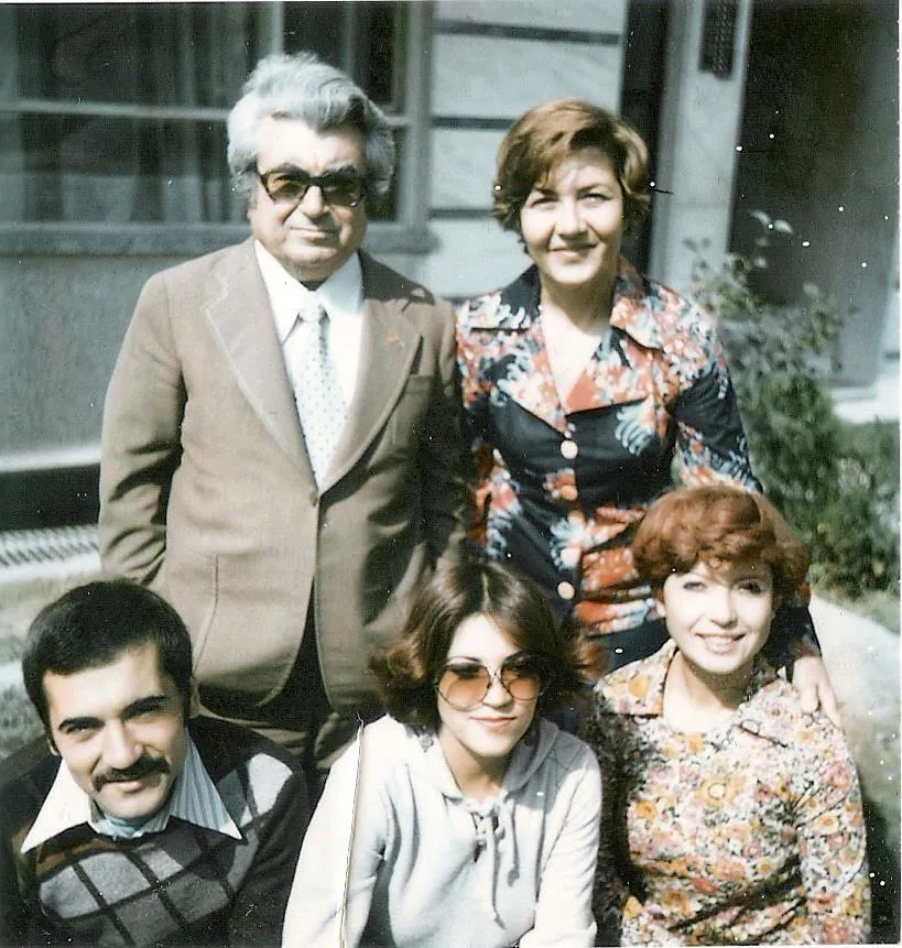 Ayakta Halil Soyuer Münevver Soyuer. Oturanlar Emrah Soyuer, Birsel Soyuer, Nursel Soyuer (Gündüz)