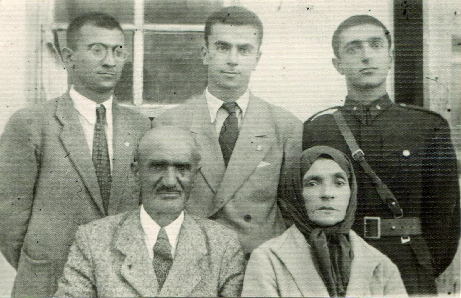 1948 yılında Savcı Ailesi - Selahattin Savcı, Sabahattin Savcı,  Sami Savcı, babaları Avni Savcı ve anneleri Saniye Savcı