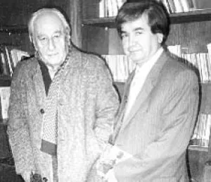 Oktay Akbal bir arkadaşıyla