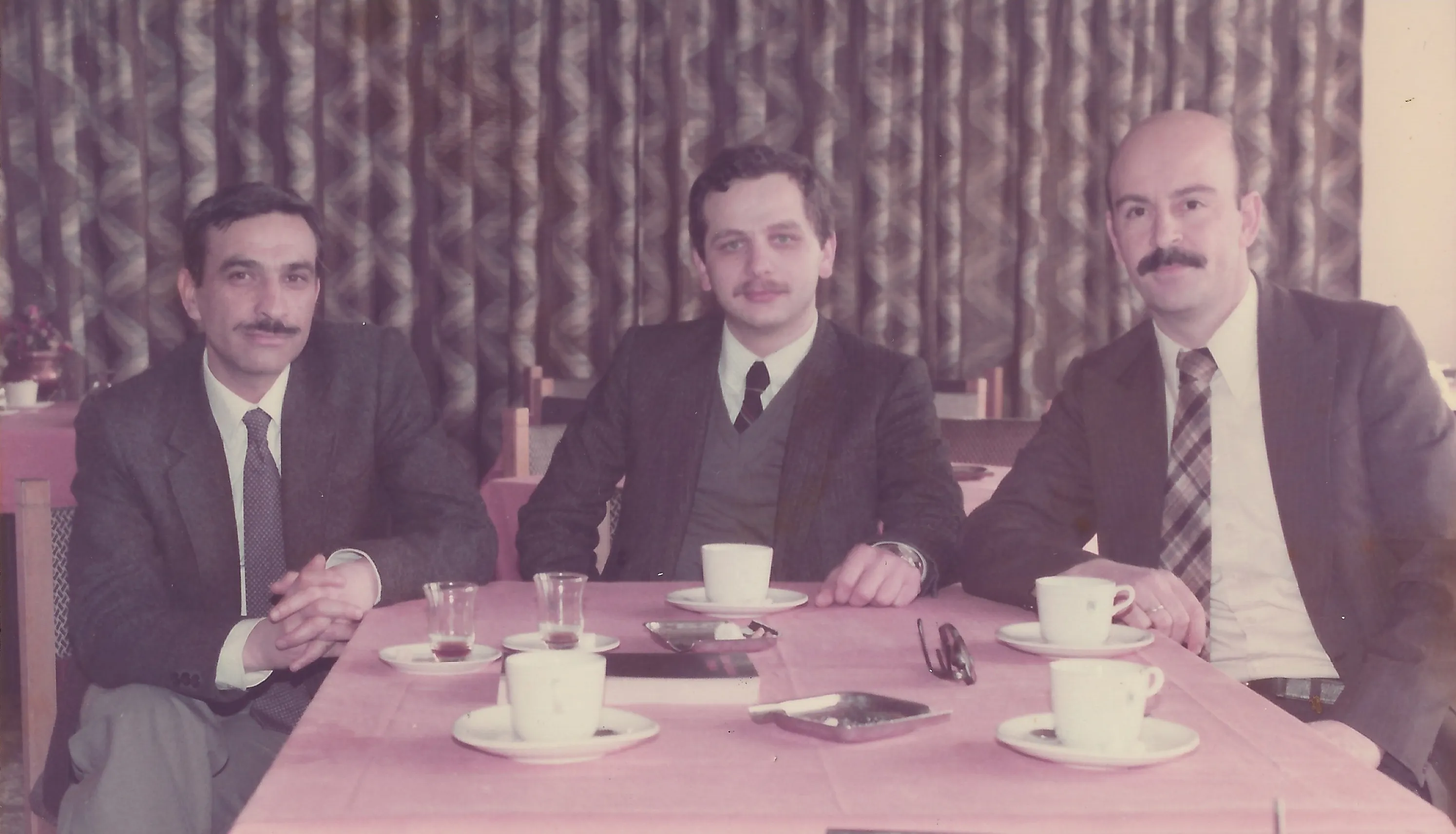 1984 Mehmet Kaplan'ın emeklilik toplantısında İsmet Özel ve Mustafa Kutlu ile.