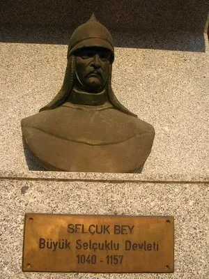 Selçuk Bey büstü