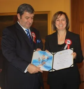 Neşe Gündoğan, Avrupa Atletizminin Kadın Liderleri Ödülünü alırken