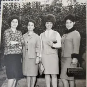 Firdevs Tunçay (Soldan üçüncü), Denizli-Buldan Ortaokulu öğretmenleriyle (1966)
