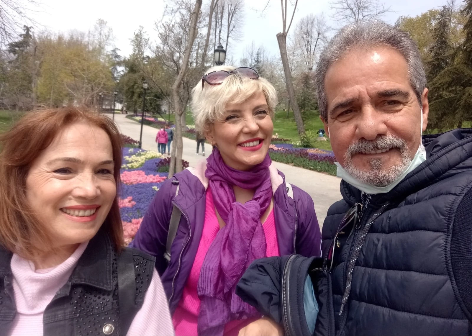 Aşiyan Musiki Derneğinden Kıymetli Şefim Sadık Kavas, İdarecimiz Handan Kavas ... Bu kadar değil elbette, senelerce komşuluk yaptık. Bana hep ablalık abilik yaptılar. Haklarını ödeyemem. Yerleri her daim baki gönlümde.