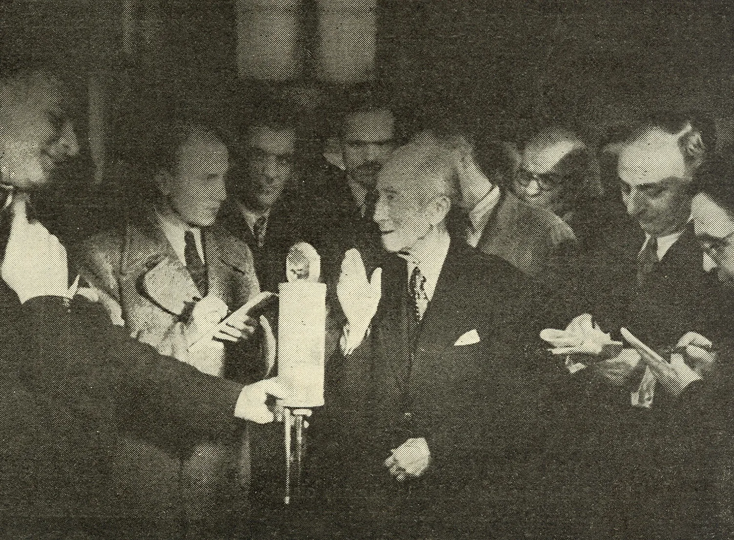 Hüseyin Rahmi with journalists