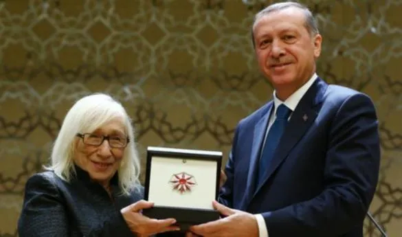 Alev Alatlı, Cumhurbaşkanı Recep Tayyip Erdoğan'dan ödül alırken