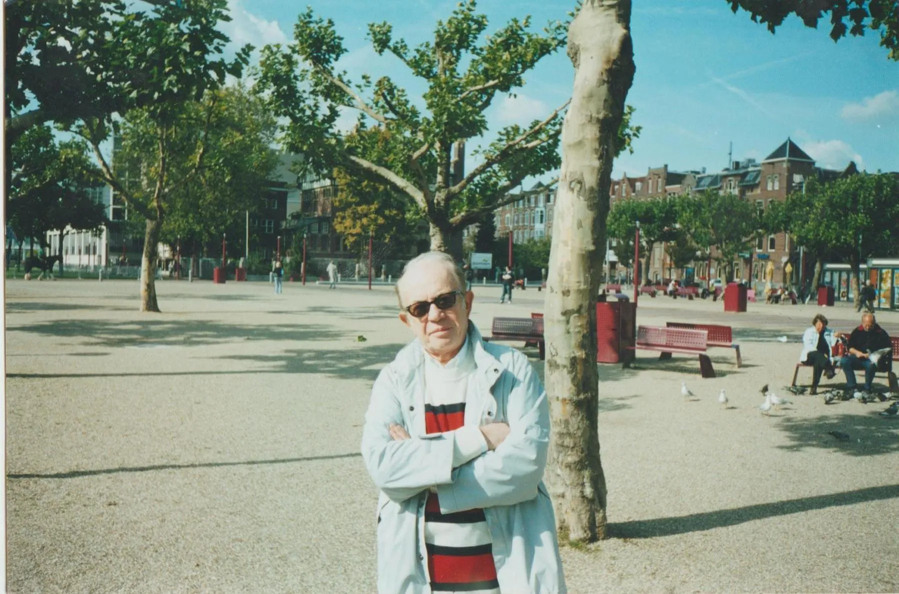 Nedret Gürcan Nazım Hikmet'in kabrinde (Moskova)