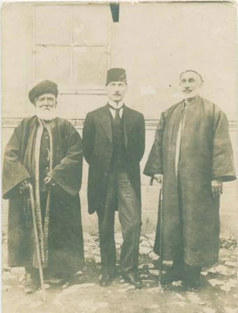 Mustafa Kemal Paşa, Şeyh Hacı Fevzi (sol) Sivas Vali Vekili Kadı Hasbi Efendi ile Sivas Kongresi'nde 1919