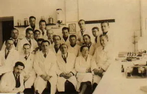 Dr. Hulusi Behçet, kliniğinde hekim arkadaşlarıyla