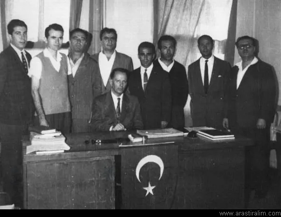 (Soldan Sağa) Erk Yurtsever, Fâik Tan, Mehmet İzzettin Yolalan, Muzaffer Adlî Eriş, Nihal Atsız, Necâti Nâzım Bozkurt, İsmâil Hakkı Gökhun, Fahri Ersavaş, İsmet Rasin Tümtürk.