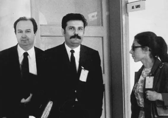 Hüseyin Baş solda 1967 yılında Doğan Özgüden ve İnci Tuğsavul'la askeri mahkemede
