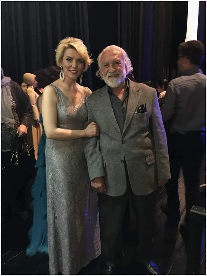 Şimdi rahmetli olan kalbimde ve hayatımda çok kıymetli bir yeri olan Psikiyatr Dr. Ünal Yürekli ağabeyimi her zaman saygı ve duayla anacağım. Kendisinin kulağıma küpe yaptığım sözleri yolumu aydınlattı. Rahmetle uyusun...