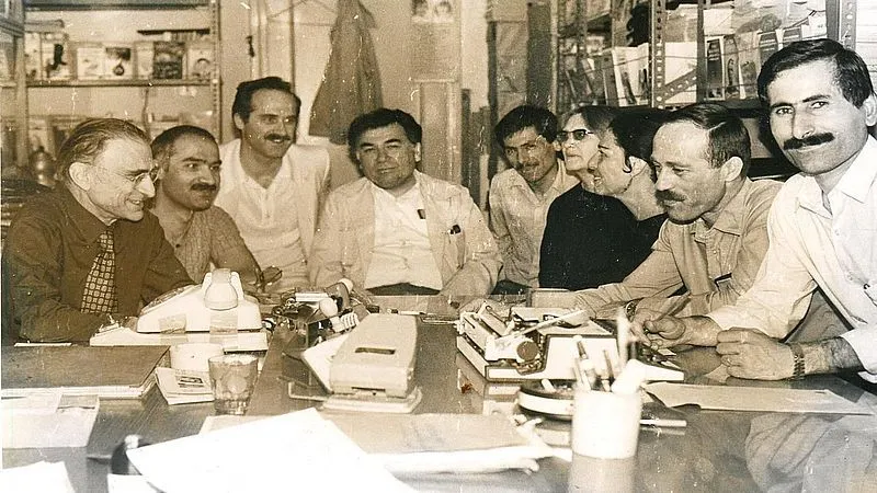 Öğretmen Dünyası Yazı Kurulu. Poyrazoğlu ortada (1984)