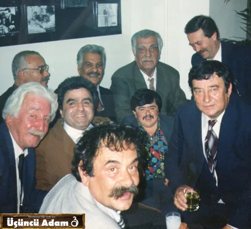Hüseyin Zan, Yaşar Şener, Hakkı Kıvanç, Kadir Savun, Tuncer Sevi, Sami Hazinses vd. karakter oyuncularıyla