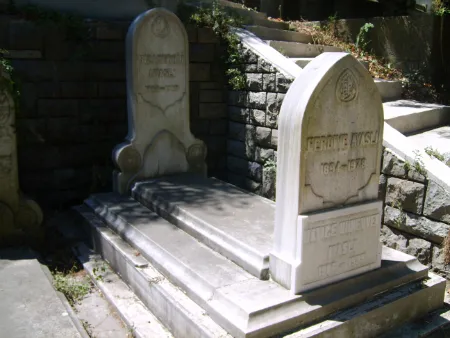 Münevver Ayaşlı'nın kabri