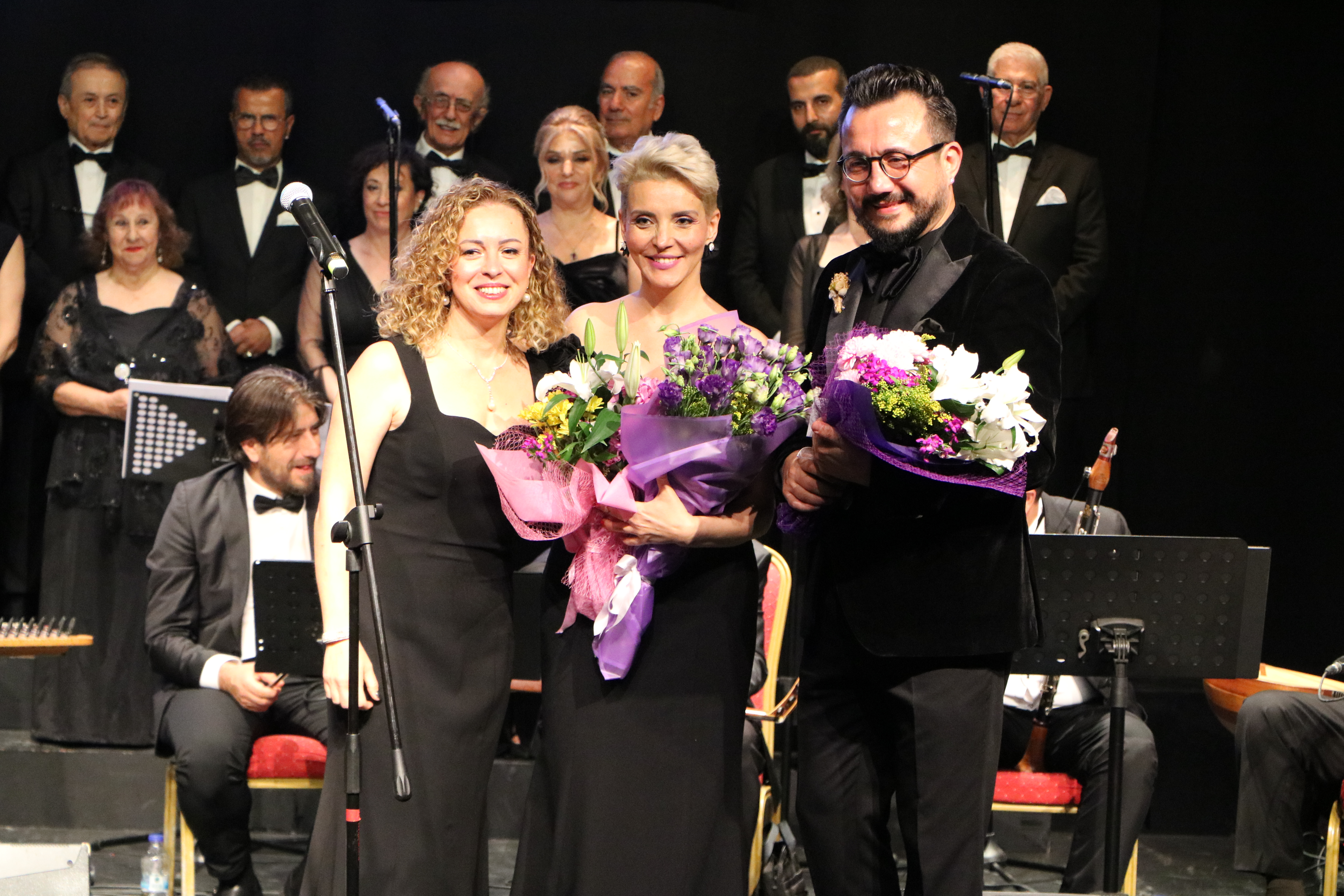 Kurucu başkanı olduğum İbrahim Suat Erbay Türk Müziği Topluluğunun ilk konserinde kıymetli şefimiz İbrahim Suat Erbay Hocamız ve sevgili arkadaşım Filiz Ertuğrul ile birlikte.