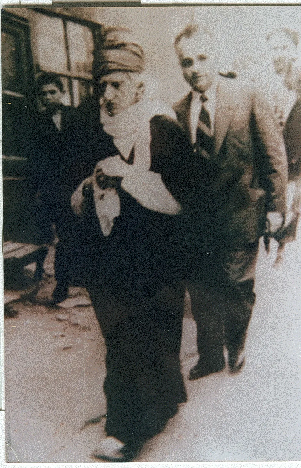 Bediüzzaman Said Nursî, 1950'li yıllarda, peşinde bir polis