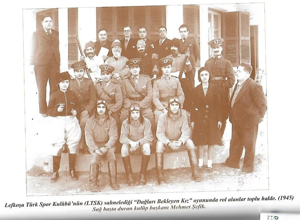 En Arka Siradakilerden Sağdan İkinci.
