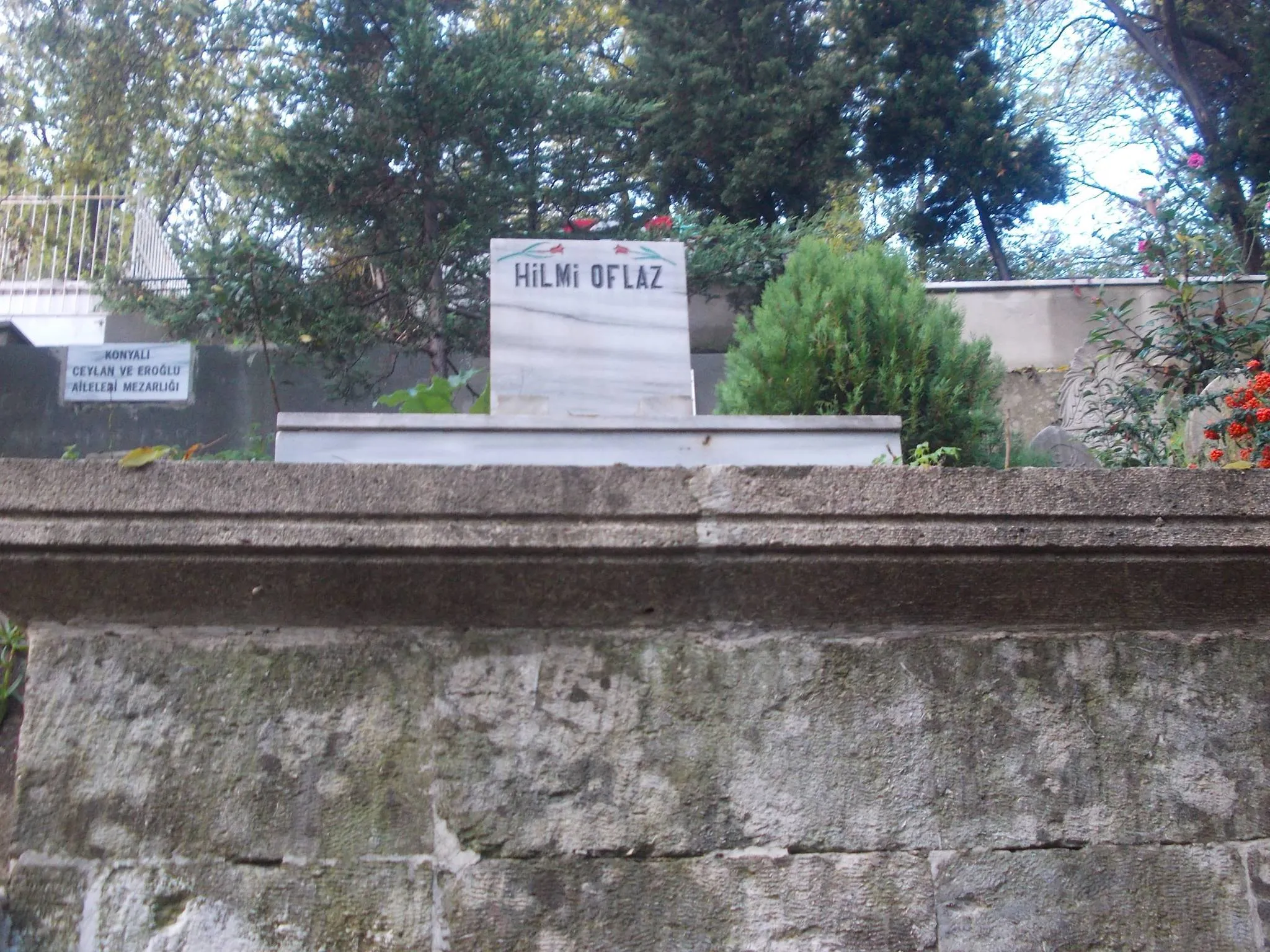 Hilmi Oflaz'ın mezarı (Eyüp Mezarlığı)