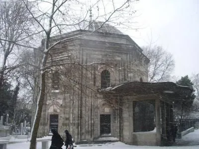 Oğlu Yavuz Selim tarafından yaptırılan Sultan Bayezid Türbesi 2 SÜTUN