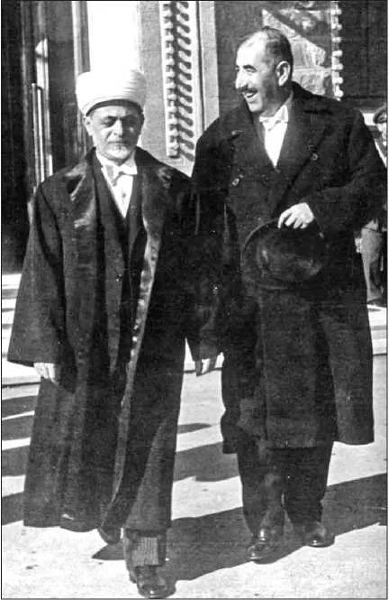 İbrahim Arvas elinde fötr şapkası, Diyanet İşleri başkanı Ahmet Hamdi Akseki ile TBMM'den çıkarken