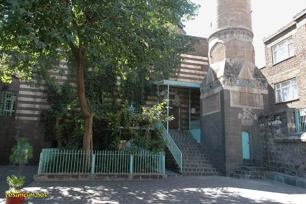 Melek Ahmet Paşa Camii avlusu ve minare girişi