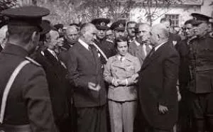 Atatürk, Diyarbakır'da MEB Zeynel Abidin Özmen ile konuşuyor 1935