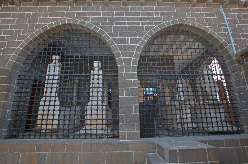 27 Sahabe Türbesi ( Diyarbakır Hz. Süleyman Camii haziresi)