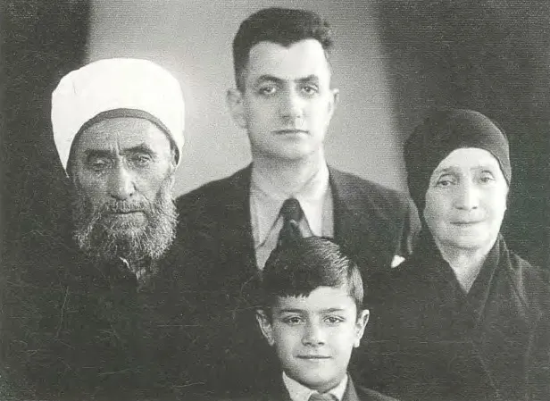 Kemal Batanay babası Hâfız Zıyâeddin Efendi, annesi Âişe Sıdıka Hanım ve oğlu Ercüment Batanay ile