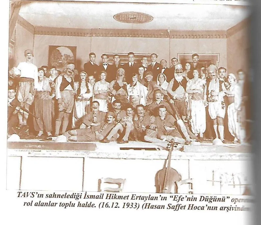Ayakta Duran İkinci Sıradakiler Arasında Tam Ortada Efe Kıyafetli Ve Bıyıklı.
