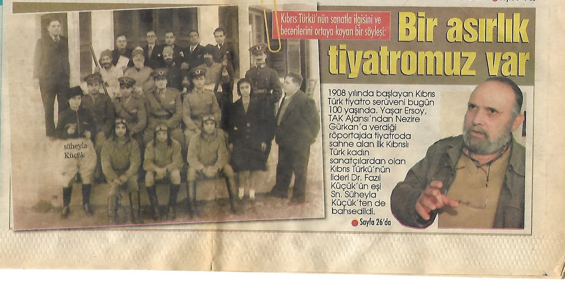 En Arka Sirada Sağdan İkinci. Kıbrıs Türk Tiyatro Hareketi Kitabı Yazarının 26 Mart 2009 Tarihli Kıbrıs Gazetesindeki Mülakatında Kullanılan Görselde Ön Sırada Kıbrıs Tü