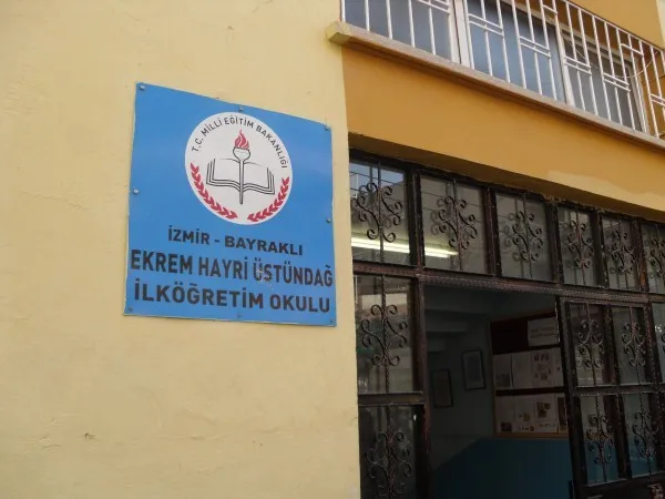 Bayraklı Ekrem Hayri Üstündağ İlkokulu