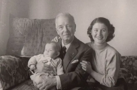 Didem Uslu bebek iken, annesi Gönül ve dedesi Cemil Mete ile