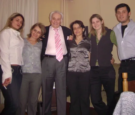Fikriye Ablası, Şükrü Abisi, eniştesi Abdullah Tutum; Anne Fatma, Zekiye Ablası , baba Ali Rıza, kuzeni ve amcası Muharrem Sevimay; bir komşu kızı, Ablası Saime Sevimay