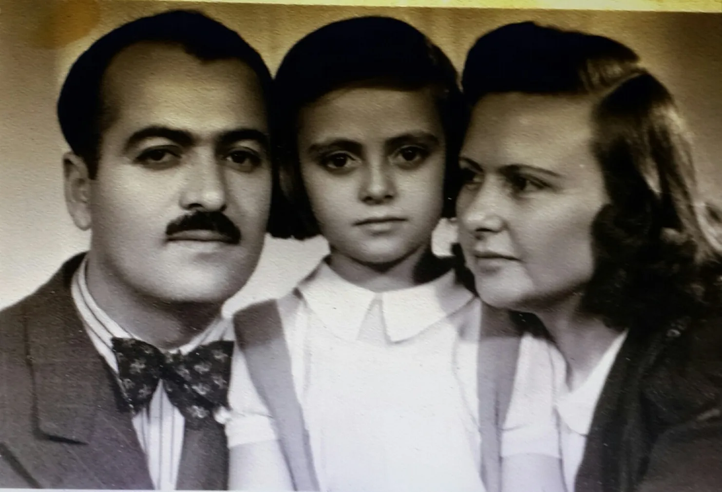 5 yaşındayken babası Dr. İbrahim Öktem ve annesi Dr. Saffet Öktem ile