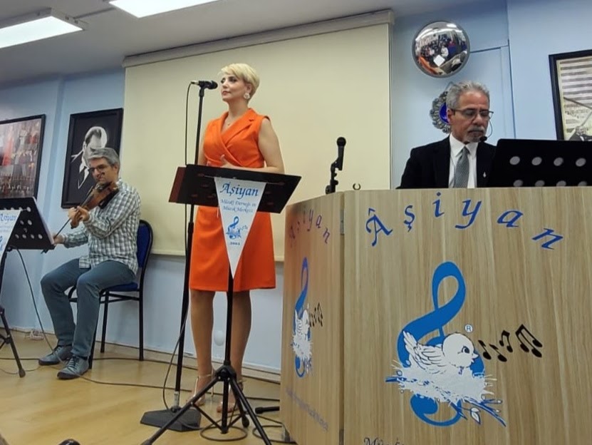 Aşiyan Musiki Derneğinde bir solo performans sahnesi. Sevgili Sadık Kavas Hocam ve Kemanda çok sevdiğimiz Özgür Koban var. 2023 Haziran...