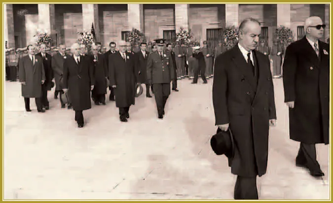 Bir törende Başbakan Suat Hayri Ürgüplü ile