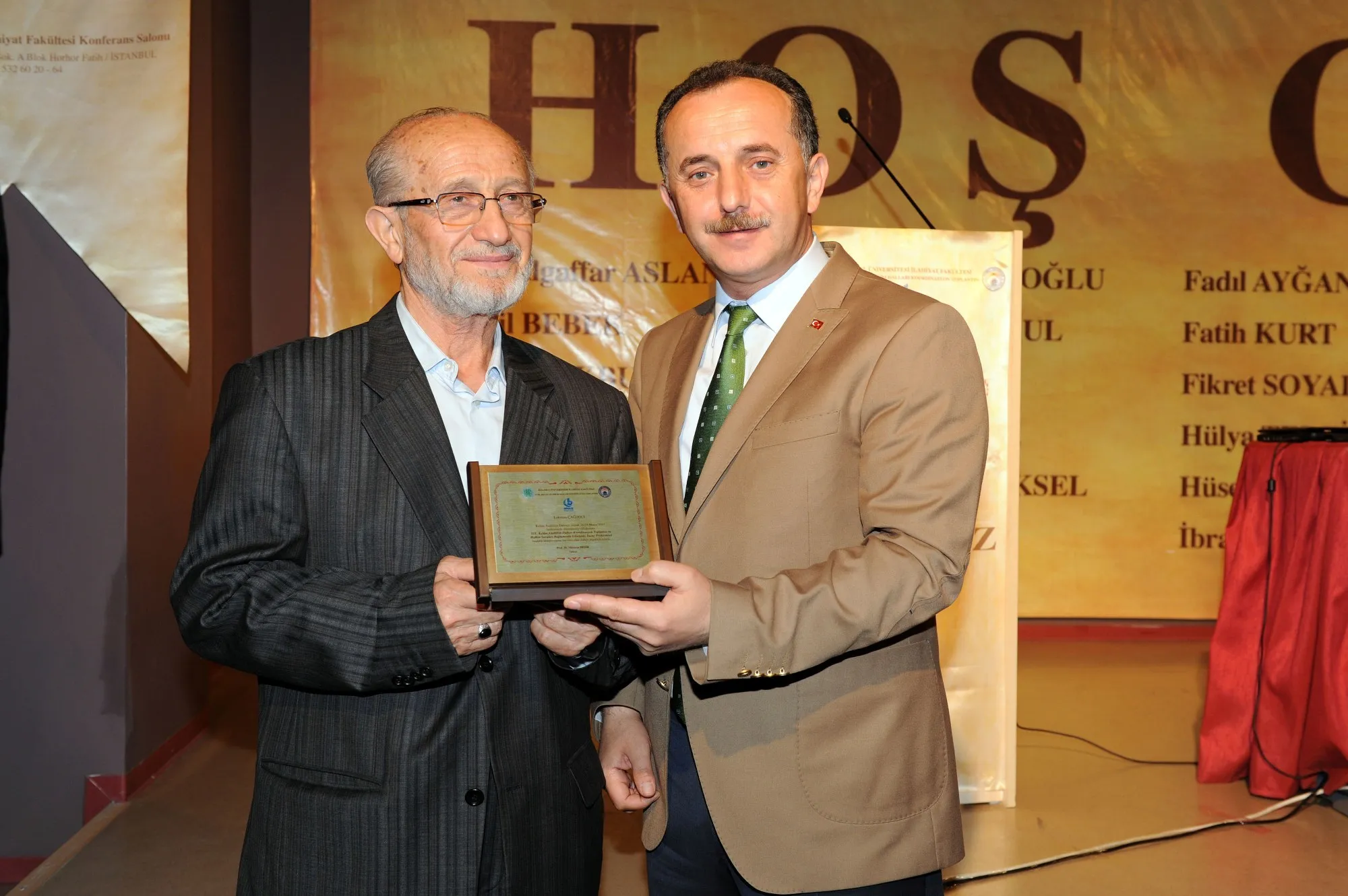 Emrullah Yüksel, Bağcılar Belediyesinden plaket alırken