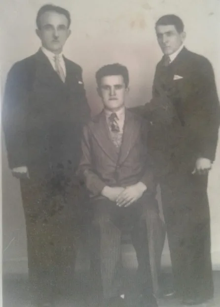 Babası Hafız Ali Rıza Sevimay (sağ baştaki) ve iki arkadaşı