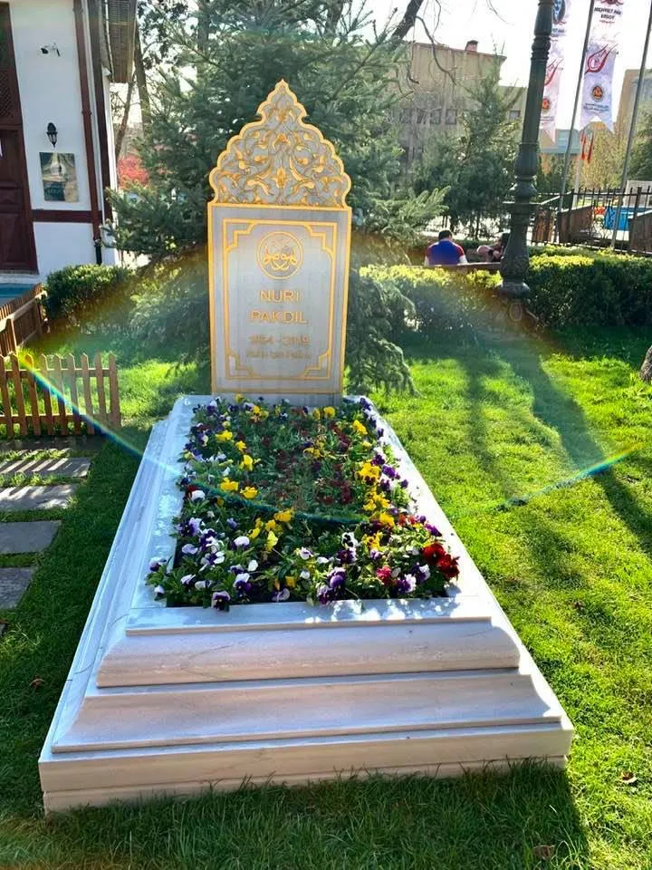 Nuri Pakdil'in kabri