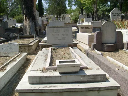 Nurullah  Ataç'ın kabri