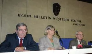 Özer Yelçe bir etkinlikte