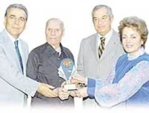 Rauf Lütfü Aksungur Şeyhülmuharririn ödülünü alırken