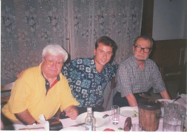 Halil Soyuer, dostlarıyla bir yemekte