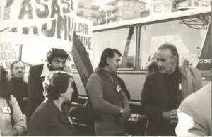 1977 sansürü protesto yürüyüşündeTürkali, Eşref Kolçak, Merih Hanım, Orçun Sonat ve Necip Tekçe (sağdan sola, Fotoğraf Atilla Dorsay)