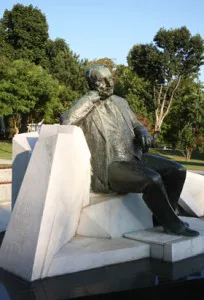 Yahya Kemal Beyatlı büstü