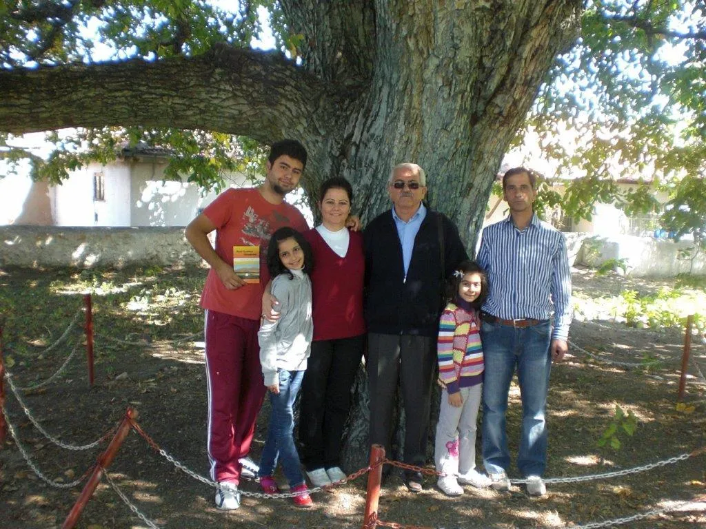 Mümtaz Boyacıoğlu, Anıt Ceviz önünde