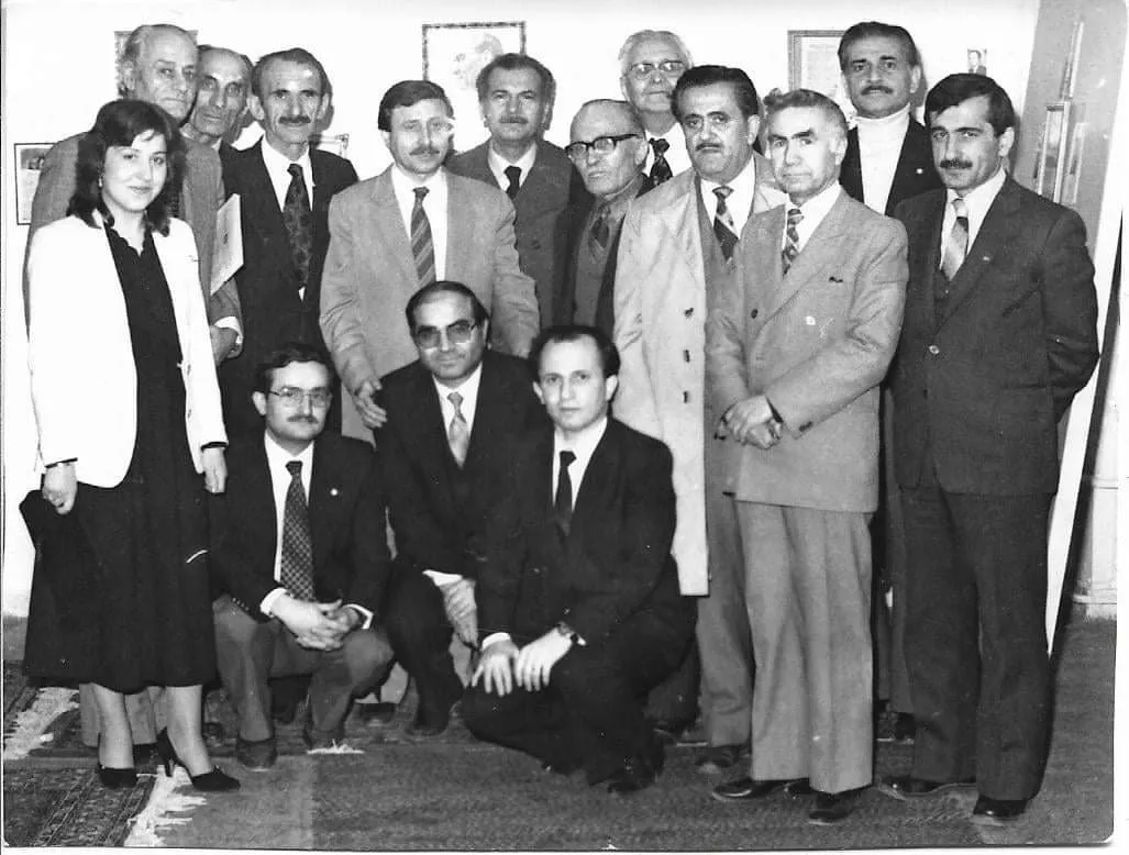 Ayakta sağdan: Prof. Mustafa Gül, Ayhan İnal, Hüseyin Çolak, Öğretmen Mustafa, İlhan Geçer, Ahmet Tufan Şentürk, Şahinkaya Dil, Hayrettin İvgin, Aşık Kemal Bülbül, Aşık Ali Çatak, Enver Tunçalp..Oturanlar: Nezih Demirtepe, İrfan Ünver ve Sami Ateş.