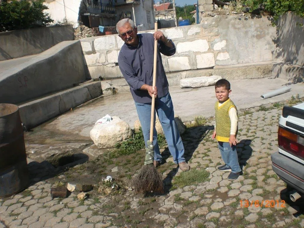 Tarihi çeşmeyi temizlerken