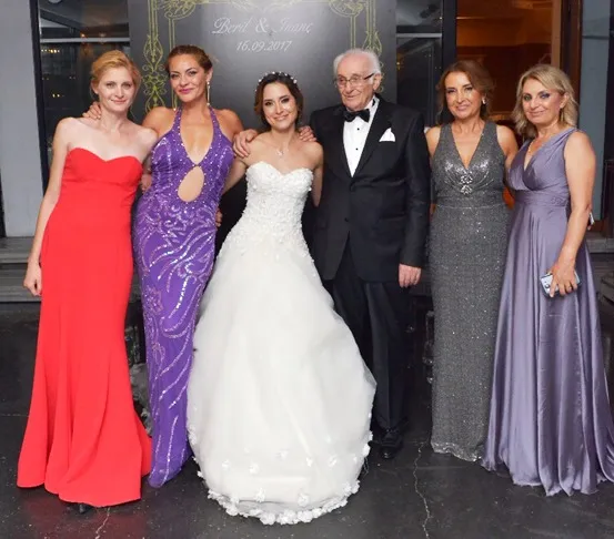 Torunu N. Beril Özer’in düğününde Sevi Sevimay, Ayça Cavcav, N. Beril Tekin, Hayri Sevimay, Dilara F. Özer, Sibel Eryılmaz